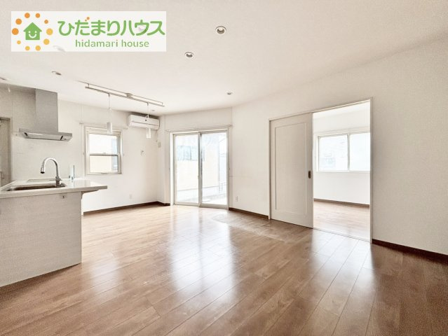【居間・リビング】 | 龍ケ崎市松ケ丘1丁目　中古戸建 | 南側にお庭があり、明るく開放感のあるリビング。
昼間は、電気いらずでエコ+節約にもなります。