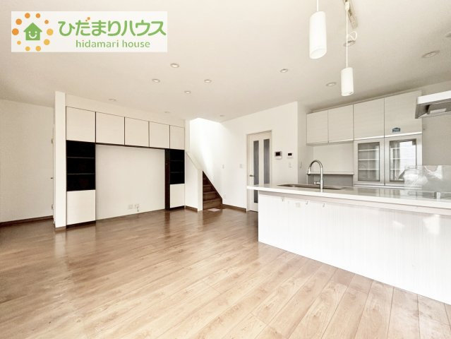 【居間・リビング】 | 龍ケ崎市松ケ丘1丁目　中古戸建 | テレビ置き場には収納棚が設置されており、オーディオ機器や本などをしまうのにピッタリです