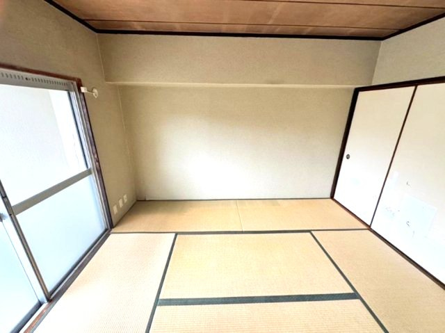日商岩井甲陽園マンションの和室|東向きバルコニーに面した和室は採光・通風に優れた心地よい空間です。
