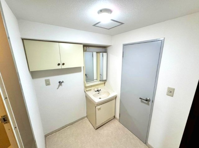 日商岩井甲陽園マンションの独立洗面台|収納力と機能性に優れたお手入れラクラク洗面化粧台
