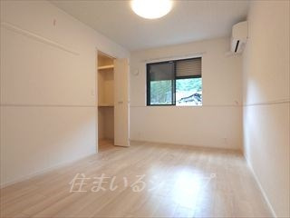 広島市安佐北区上深川町のアパートの寝室