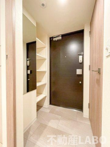 コンフォリア・リヴ博労町一丁目Qの玄関