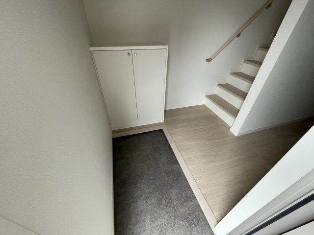 町田市能ヶ谷５丁目のアパートの玄関