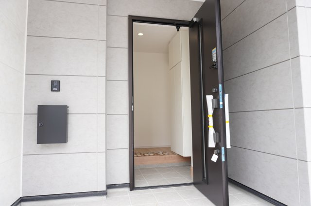 越谷市大字大林 新築分譲住宅 全2棟 2号棟の玄関