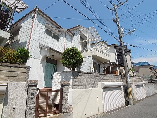 鈴蘭台北町7丁目戸建の外観|シャッター付ガレージ完備の貸家