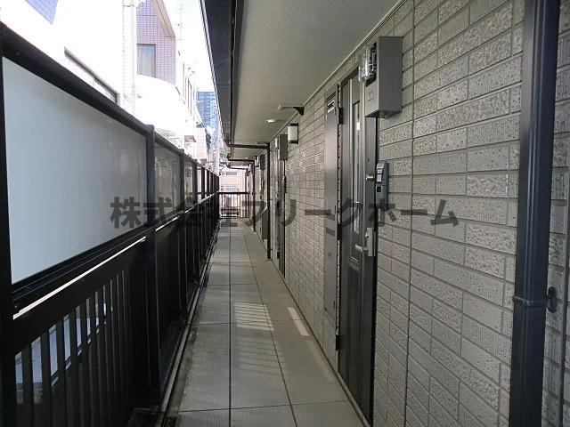 三鷹市上連雀１丁目のアパートの玄関