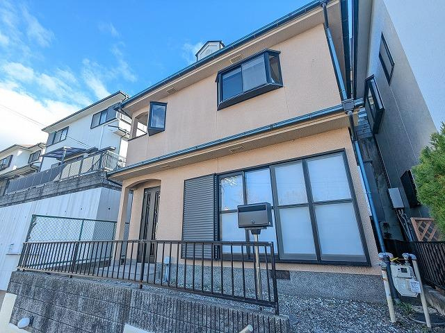 香里園東之町　中古一戸建ての外観|新しい生活にいかがでしょうか？外観はお住まいの顔になります。こだわりたいポイントですね。外壁塗装や屋根塗装のご相談も承っております。
■現地内覧・資金計画相談・住宅ローン相談もお問合せ受付中■