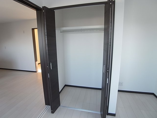 KARIN会下山の収納|奥行きの有る広々したクローゼット