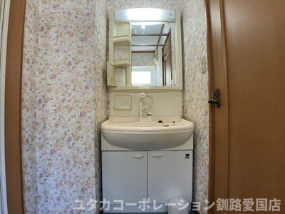 【独立洗面台】 | 貝塚4丁目79-7売家 | 花柄の壁紙が彩るお洒落な壁紙♪