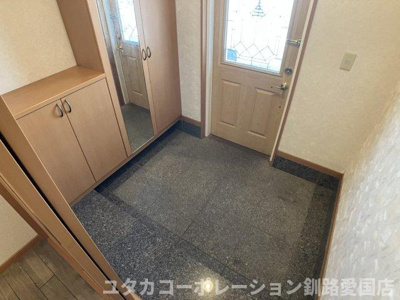 【玄関】 | 貝塚4丁目79-7売家 | お出かけ前に便利な姿見付きシューズボックス付♪