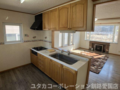 【キッチン】 | 貝塚4丁目79-7売家 | 会話が弾む対面式キッチンと、木の温もりを感じる空間★