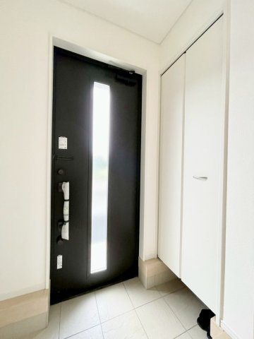 長野市差出南第２の玄関|玄関ホールはお買い物の手荷物など楽々おける広さです♪