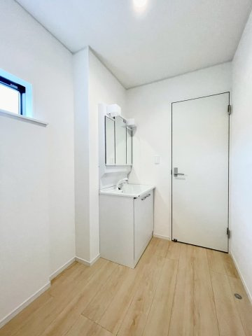 長野市差出南第２の洋室|洗濯機を置いても余裕の広さ！鏡の裏には収納スペース付き！