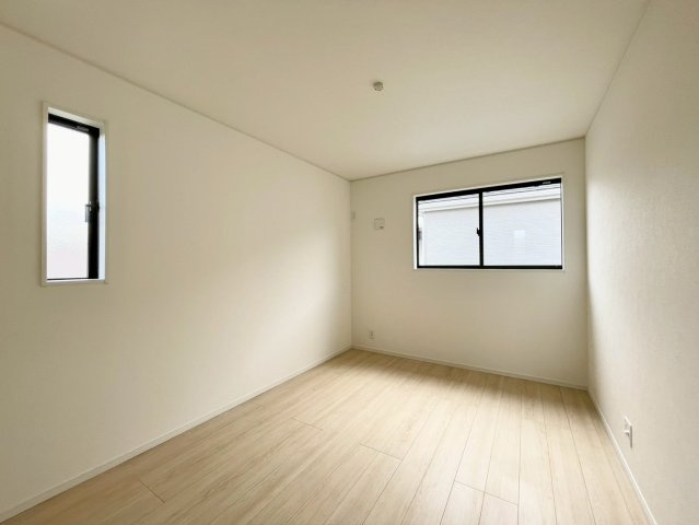 長野市差出南第２の洋室|日当たり風通しともに良好！明るく朝を迎えられるつくりになっています♪