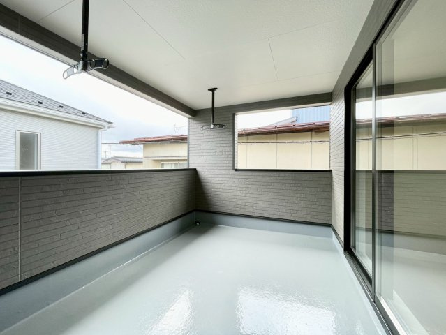 長野市差出南第２のバルコニー|日当たり良好な広いバルコニー！洗濯物の出し入れなど楽々できちゃいます♪