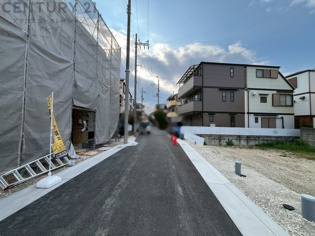 昆陽池公園などの緑豊かなスポットも近く、落ち着いた住環境とのバランスが良いエリアです