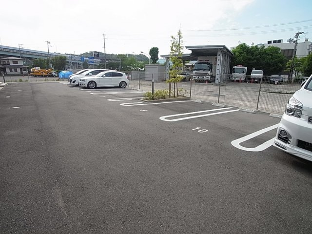 フレッツァ神戸山田の駐車場|敷地内駐車場、2台目以降もご相談下さい