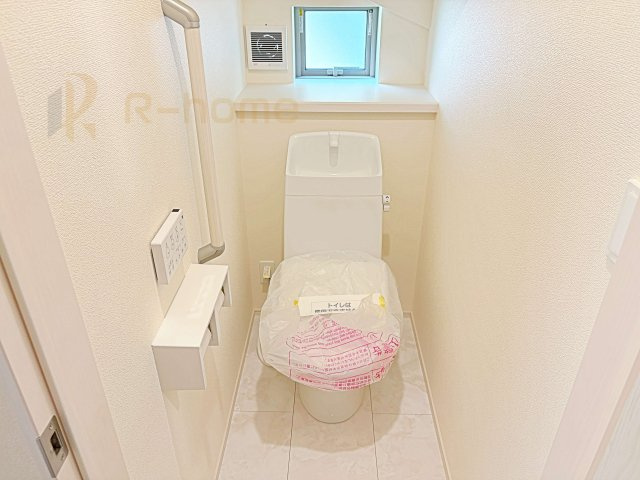 土浦市下高津3丁目　新築戸建て　B号棟のトイレ|温水洗浄便座付きのトイレ。
トイレが２ヵ所設置で朝の忙しい時間でも安心です。