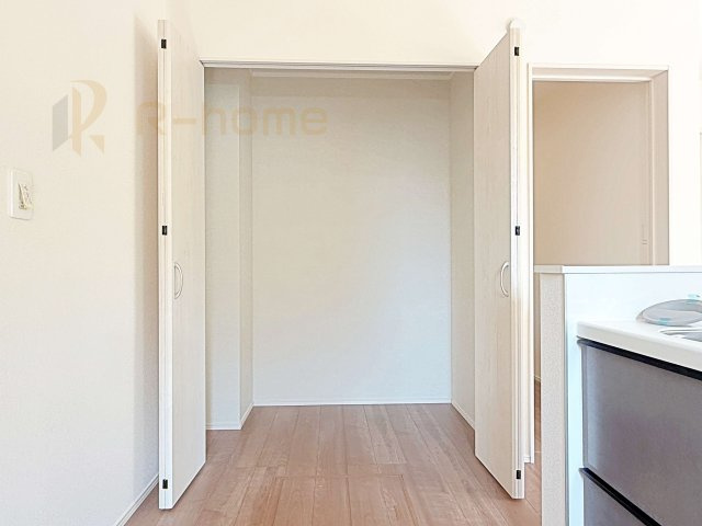 土浦市下高津3丁目　新築戸建て　B号棟の収納|キッチンパントリーとしても活用できる収納！リビングに物を出さず、綺麗を保てそうですね♪