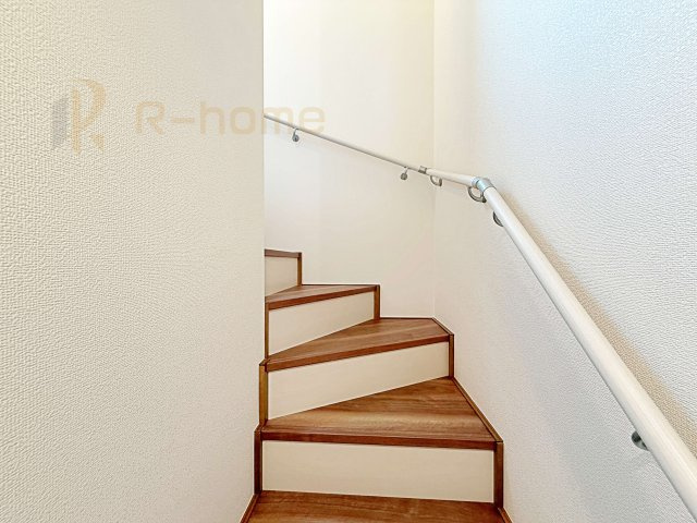 土浦市下高津3丁目　新築戸建て　B号棟の内装|手すりのついた階段！小さなお子様の利用も一安心です♪