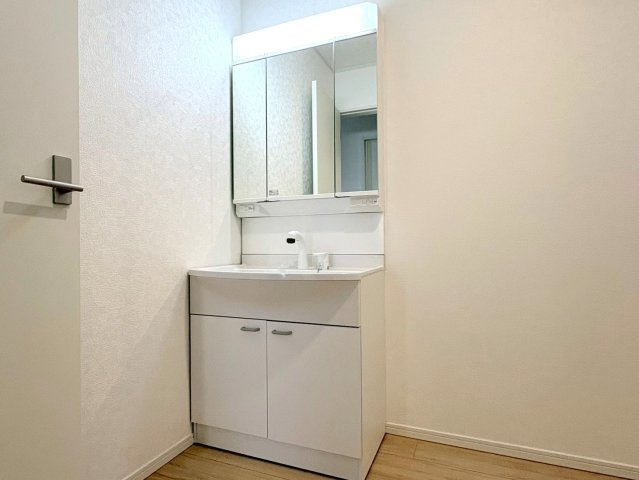 【商談中】クワイエ　各務原市那加宮浦町第１　全２区画分譲の独立洗面台|床材に受ける様々な傷や、温度・湿度変化による、クラックの発生を大幅に抑える特殊加工を施工済みです。
水栓はリフトアップできて両手が使えます。またハンドシャワーでも使えます。