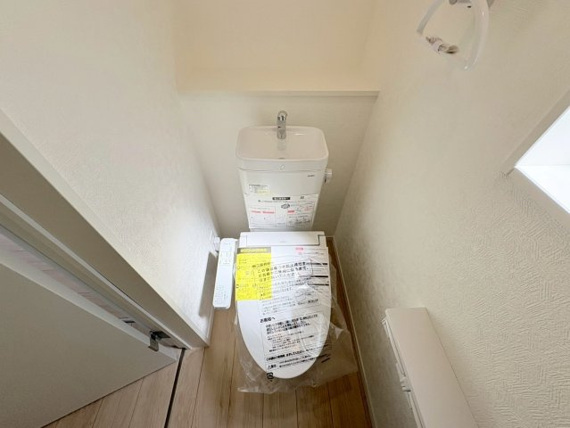 【商談中】クワイエ　各務原市那加宮浦町第１　全２区画分譲のトイレ|超表面平滑加工とイオンパワーの「セフィオンテクト」加工で、汚れが付きにくく落ちやすい仕様のトイレです。
またツイントルネード洗浄で少ない水でも前方の返し部分から後方部までしっかり洗浄できます！