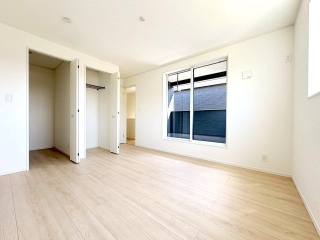 【商談中】クワイエ　各務原市那加宮浦町第１　全２区画分譲の寝室|全居室にたっぷり収納できる大型収納を設置。窓ガラスは、断熱性能や結露防止効果の高いペアガラスを採用！
高い断熱性と共にガラス面の結露対策にも効果を発揮し湿気によるカビの発生を抑止します。