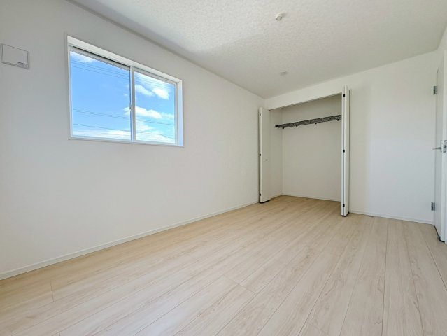 【商談中】クワイエ　各務原市那加宮浦町第１　全２区画分譲の洋室|建具やクロスなどをトータルデザインでコーディネートしており、室内に落ち着きと安らぎを与えてくれます。
全居室収納付き！寝室やお子様のお部屋がスッキリ片付きます。