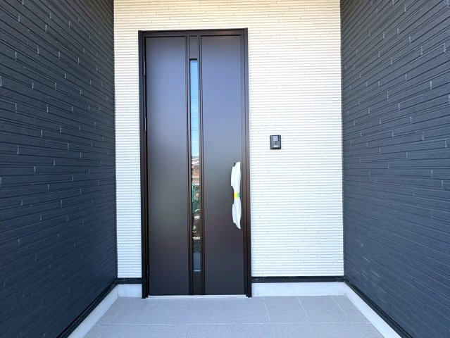 【商談中】クワイエ　各務原市那加宮浦町第１　全２区画分譲の玄関|玄関ドアの取手ハンドル部分にセンサーがついて、カードタイプ・シールタイプのキーで施錠が可能で便利です。
お買い物の荷物で手が塞がっていても、楽々開錠できます。毎日の外出前の時間も短縮されて快適です！