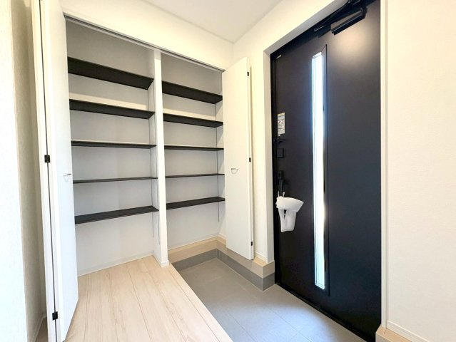 【商談中】クワイエ　各務原市那加宮浦町第１　全２区画分譲の玄関|大容量のシューズ収納付きで玄関周りもすっきり！玄関ドアからの光が玄関ホールを明るくしてくれます。