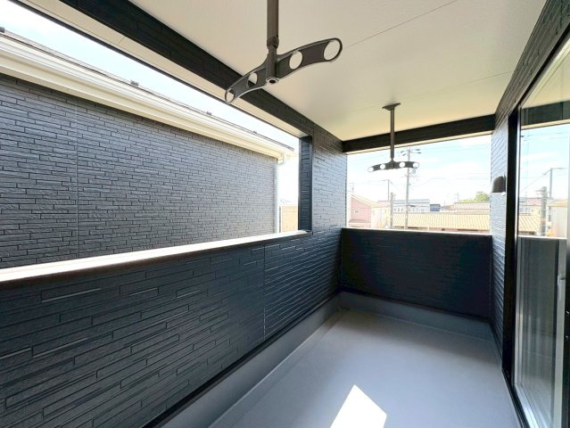 【商談中】クワイエ　各務原市那加宮浦町第１　全２区画分譲のバルコニー|バルコニーは南向きで洗濯物もよく乾きます！強度と表面積硬度を持つFPRで防水しています。