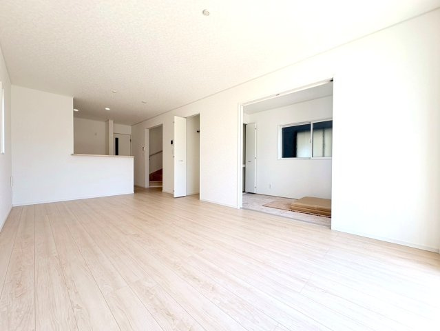 【商談中】クワイエ　各務原市那加宮浦町第１　全２区画分譲の居間・リビング|フローリング材は木目調でナチュラルな美しさ。様々な傷やクラックの発生を大幅に抑える特殊加工済みです。
床材に受ける様々な傷や、温度・湿度変化によるクラックの発生を大幅に抑える特殊加工を施工済み。