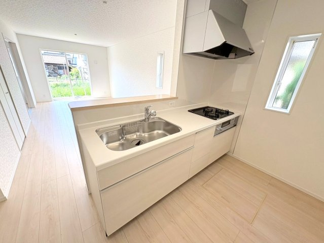 【商談中】クワイエ　各務原市那加宮浦町第１　全２区画分譲のキッチン|お手入れがラクなステンレスをワークスペース部分トップに使用した、機能的で美しいシステムキッチンです。
浄水器組込み水栓でシンクまわりがスッキリ広々お使いいただけます。フラットな造りでお掃除も楽々です。