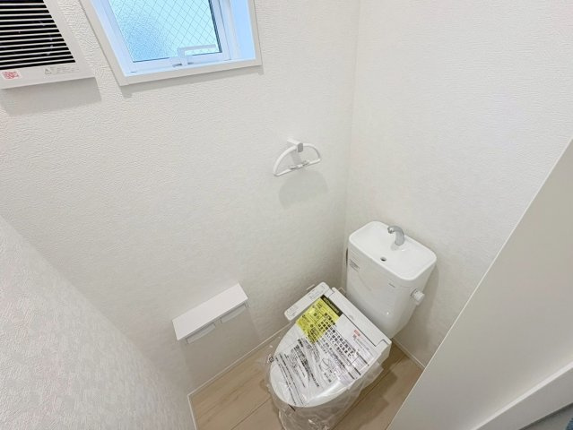 クワイエ　岐阜市菅生第5　全2区画分譲のトイレ|超表面平滑加工とイオンパワーの「セフィオンテクト」加工で、汚れが付きにくく落ちやすい仕様のトイレです。
またツイントルネード洗浄で少ない水でも前方の返し部分から後方部までしっかり洗浄できます！