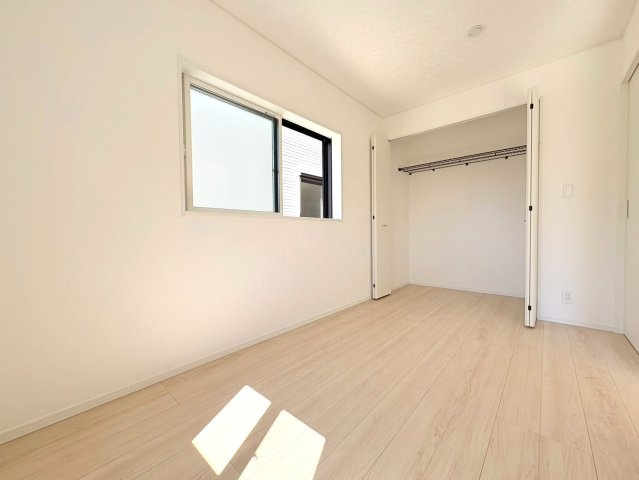 クワイエ　岐阜市菅生第5　全2区画分譲の洋室|建具やクロスなどをトータルデザインでコーディネートしており、室内に落ち着きと安らぎを与えてくれます。
全居室収納付き！寝室やお子様のお部屋がスッキリ片付きます。
