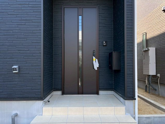 クワイエ　岐阜市菅生第5　全2区画分譲の玄関|玄関ドアの取手ハンドル部分にセンサーがついて、カードタイプ・シールタイプのキーで施錠が可能で便利です。
お買い物の荷物で手が塞がっていても、楽々開錠できます。毎日の外出前の時間も短縮されて快適です！