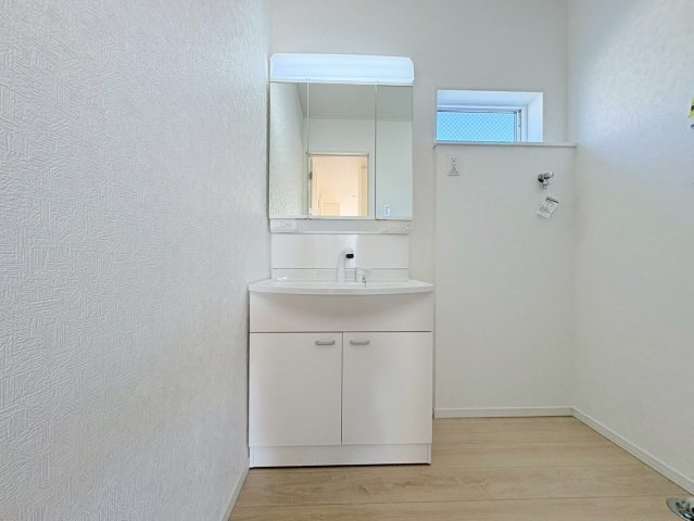 クワイエ　岐阜市菅生第5　全2区画分譲の独立洗面台|床材に受ける様々な傷や、温度・湿度変化による、クラックの発生を大幅に抑える特殊加工を施工済みです。
水栓はリフトアップできて両手が使えます。またハンドシャワーでも使えます。