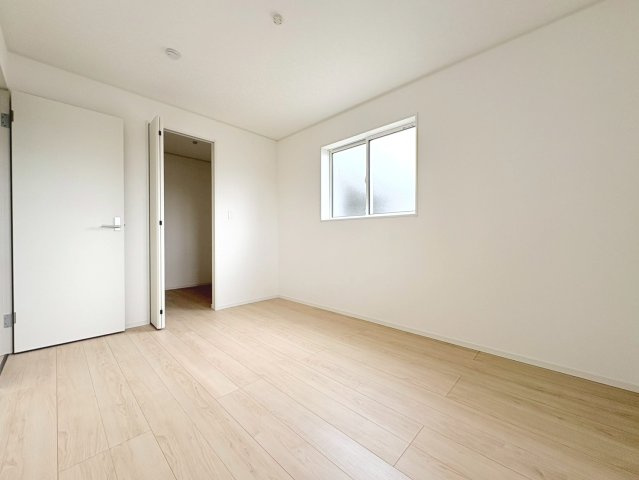 【商談中】クワイエ　岐阜市六条大溝第４　全3区画分譲の洋室|建具やクロスなどをトータルデザインでコーディネートしており、室内に落ち着きと安らぎを与えてくれます。
全居室収納付き！寝室やお子様のお部屋がスッキリ片付きます。