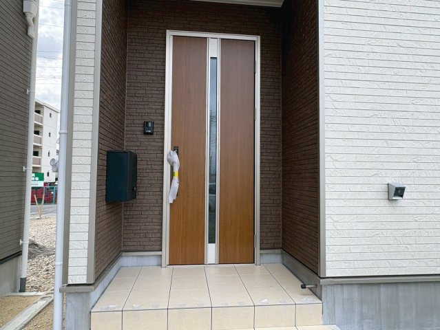 【商談中】クワイエ　岐阜市六条大溝第４　全3区画分譲の玄関|玄関ドアの取手ハンドル部分にセンサーがついて、カードタイプ・シールタイプのキーで施錠が可能で便利です。
お買い物の荷物で手が塞がっていても、楽々開錠できます。毎日の外出前の時間も短縮されて快適です！