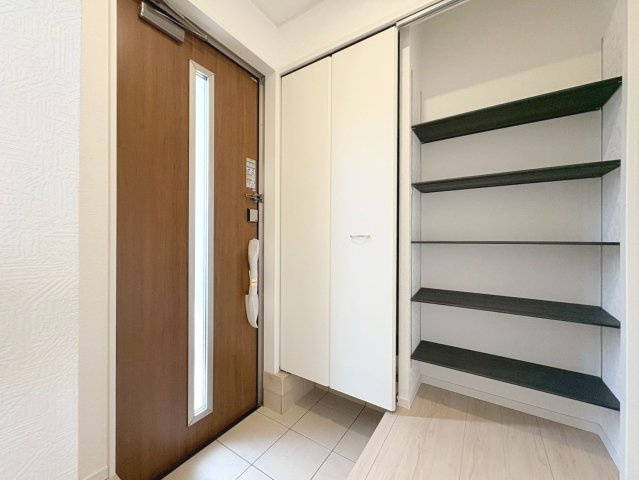 【商談中】クワイエ　岐阜市六条大溝第４　全3区画分譲の玄関|大容量のシューズ収納付きで玄関周りもすっきり！玄関ドアからの光が玄関ホールを明るくしてくれます。