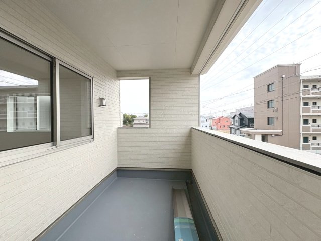 【商談中】クワイエ　岐阜市六条大溝第４　全3区画分譲のバルコニー|バルコニーは南向きで洗濯物もよく乾きます！強度と表面積硬度を持つFPRで防水しています。