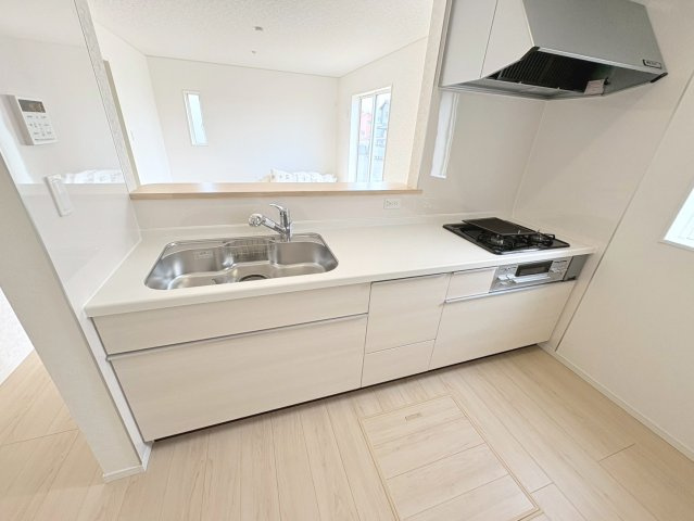 【商談中】クワイエ　岐阜市六条大溝第４　全3区画分譲のキッチン|お手入れがラクなステンレスをワークスペース部分トップに使用した、機能的で美しいシステムキッチンです。
浄水器組込み水栓でシンクまわりがスッキリ広々お使いいただけます。フラットな造りでお掃除も楽々です。