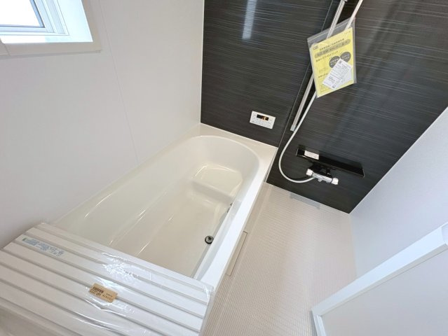 【商談中】クワイエ　岐阜市六条大溝第４　全3区画分譲の浴室|保温浴槽使用で４時間たっても浴槽の湯温低下はわずか約2.5度の省エネ仕様です。【暖房換気乾燥機】付き！
サイドブロー機能を備えた省エネ衣類乾燥機です。窓付きの明るく清潔な空間でゆったりバスタイムを！