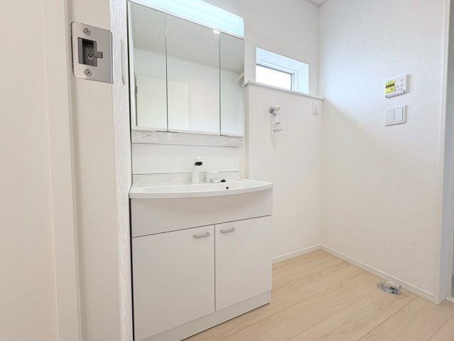 【商談中】クワイエ　岐阜市六条大溝第４　全3区画分譲の独立洗面台|床材に受ける様々な傷や、温度・湿度変化による、クラックの発生を大幅に抑える特殊加工を施工済みです。
水栓はリフトアップできて両手が使えます。またハンドシャワーでも使えます。