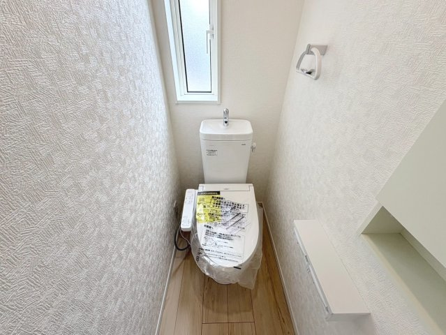 【商談中】クワイエ　岐阜市六条大溝第４　全3区画分譲のトイレ|超表面平滑加工とイオンパワーの「セフィオンテクト」加工で、汚れが付きにくく落ちやすい仕様のトイレです。
またツイントルネード洗浄で少ない水でも前方の返し部分から後方部までしっかり洗浄できます！