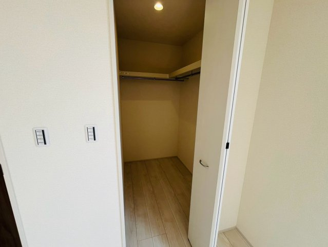 【Livele Garden】　幸手市東4丁目　全2邸の収納|〇１号棟　ウォークインクローゼット〇
パイプや枕棚で空間を立体的に使います。衣類の種類や使用頻度に合わせて整頓できます♪
2026年8月撮影