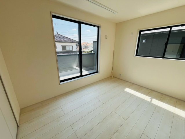 【Livele Garden】　幸手市東4丁目　全2邸の洋室|〇１号棟　洋室　6帖〇
大きな窓で２階居室にもしっかりと陽ざしが届いて明るい室内♪
2026年8月撮影