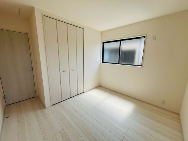 【Livele Garden】　幸手市東4丁目　全2邸の洋室|〇２号棟　洋室　5.7帖〇
各居室収納付き！窓から明るい日差しが差し込みます♪
2026年8月撮影