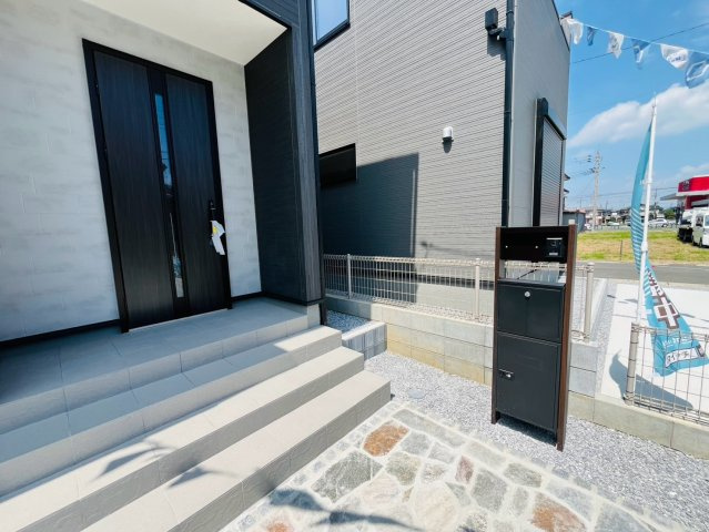 【Livele Garden】　幸手市東4丁目　全2邸の玄関|〇２号棟　玄関〇
宅配BOX標準装備！不在時も荷物を受け取れて便利です♪
2026年8月撮影