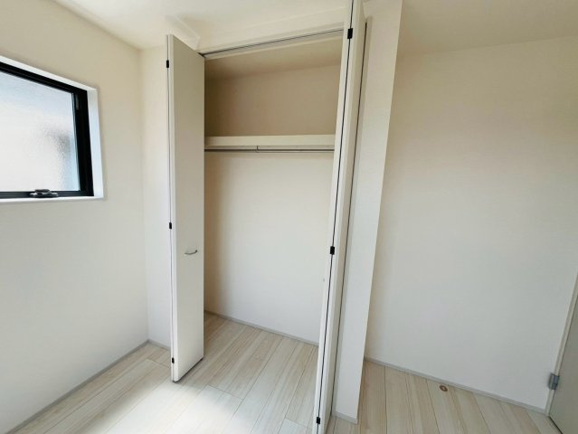 【Livele Garden】　幸手市東4丁目　全2邸の収納|〇２号棟　クローゼット〇
枕棚＋ハンガーパイプ付きで上の空間も最大限活かせる収納です♪
2026年8月撮影